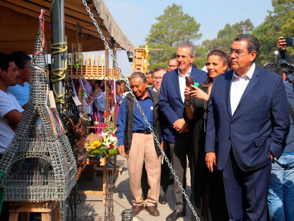 Asiste Sergio Salomón a concurso de cruces elaboradas por trabajadores de la construcción