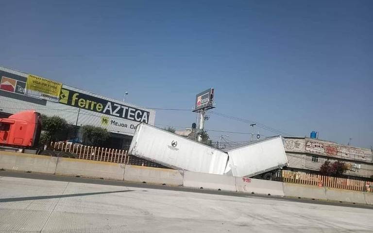 Se parte caja de tráiler en la México-Puebla