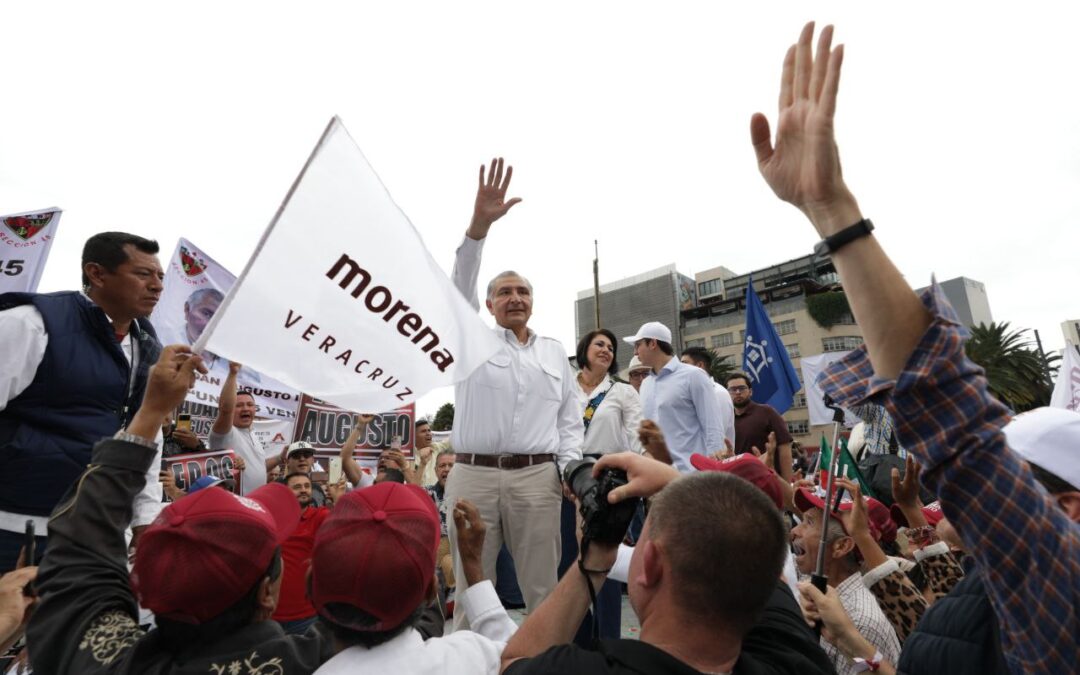 “Cuando a un hombre lo sigue un pueblo, es porque en las manos el corazón lleva” y yo, hoy les digo: les entrego mi corazón, mi corazón es de ustedes. Adán Augusto López en su gran cierre en un abarrotado Monumento a la Revolución.