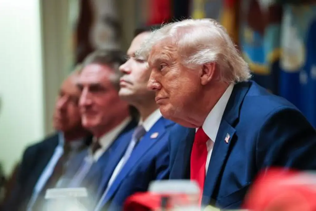 Donald Trump firma orden ejecutiva que permite revisar modelos de IA previo a su lanzamiento