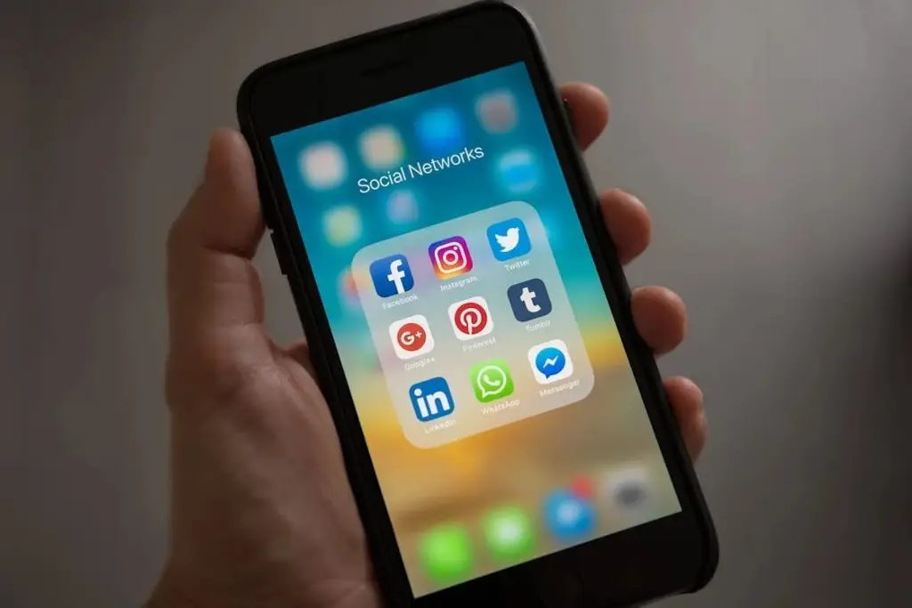 ¿Cuál fue la primera red social del mundo?